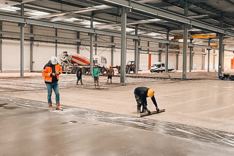 Comment choisir le bon spécialiste en dallages béton et chapes fluides ciment pour vos projets industriels ?