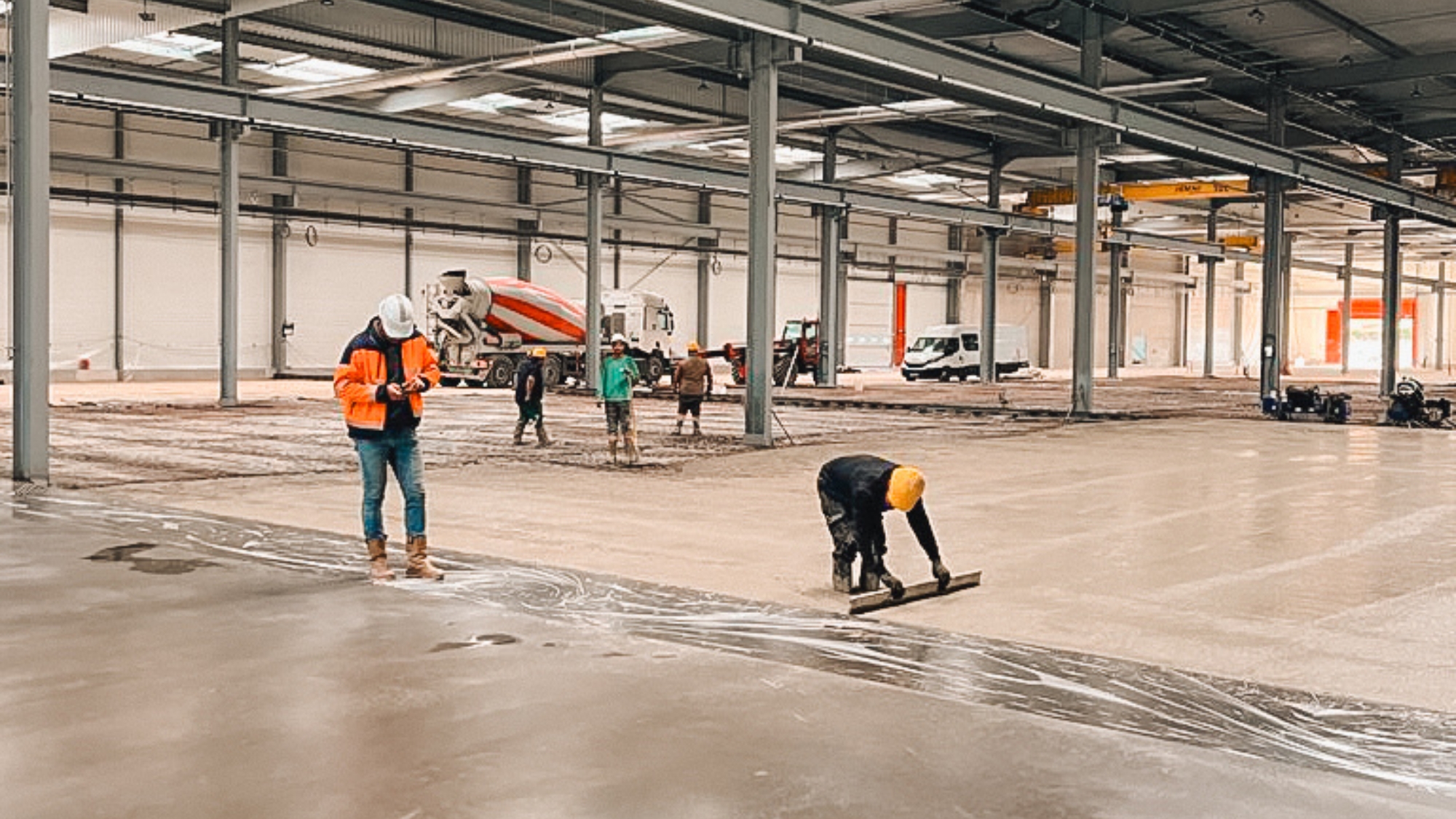 Comment choisir le bon spécialiste en dallages béton et chapes fluides ciment pour vos projets industriels ?